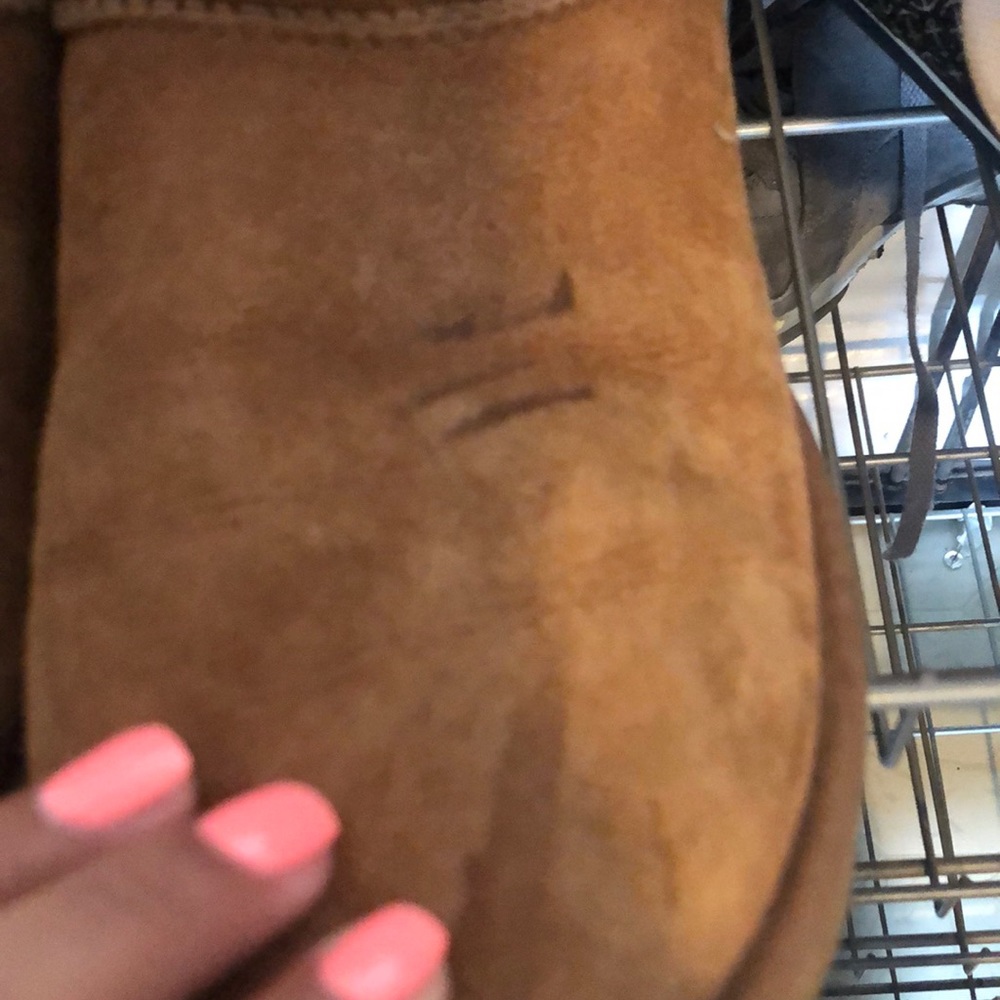 UGGS - Picture 2 of 4